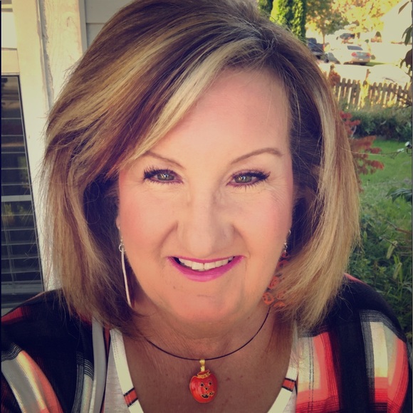 Meet your Posher, Laurie - Picture 5 of 5